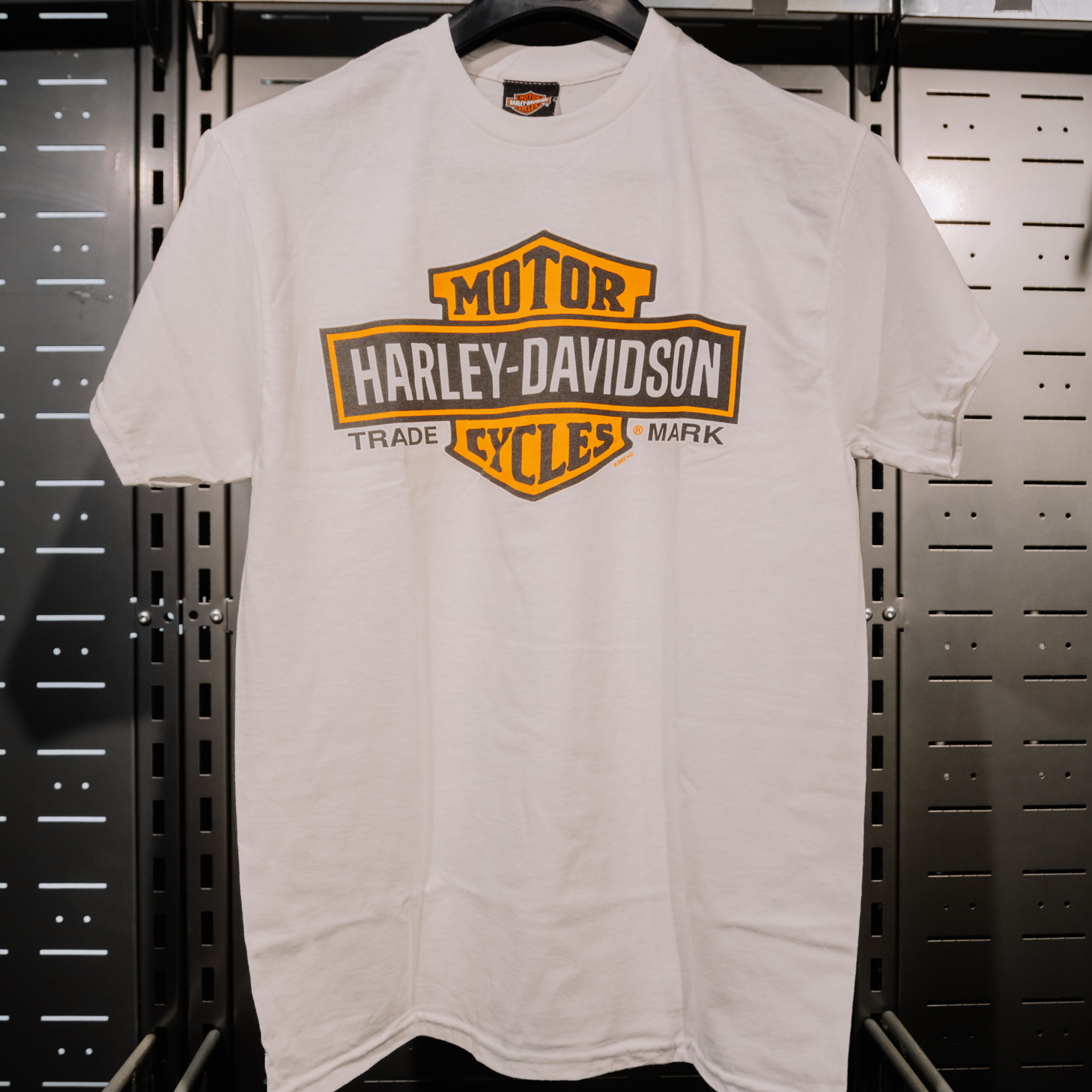 Harley-Davidson Helsinki Dealer T-paita Elongated B&S White